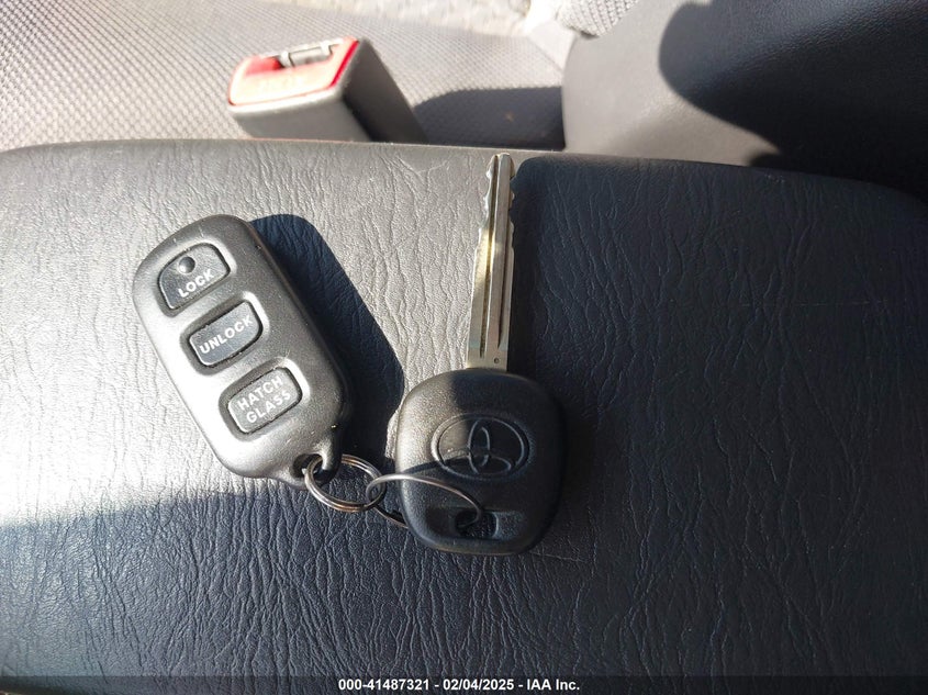 2007 TOYOTA MATRIX VIN: 2T1KR32E97C657632