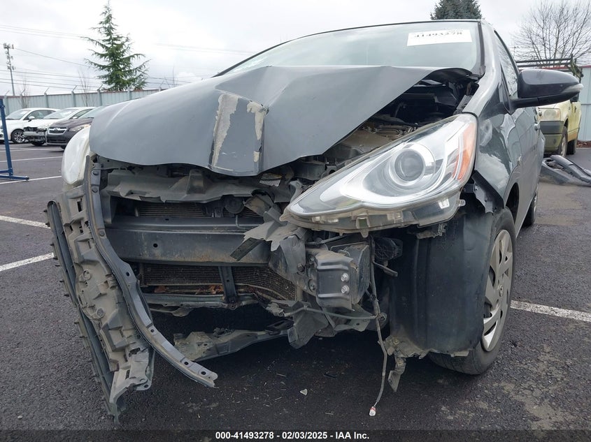 2015 TOYOTA PRIUS C VIN: JTDKDTB35F1098595