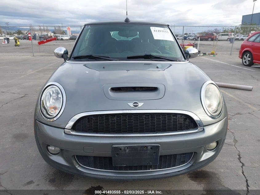 2010 MINI COOPER S VIN: WMWMS3C56ATY08712