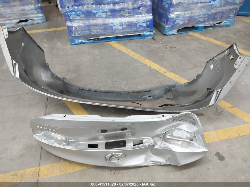 2017 HYUNDAI ELANTRA VIN: KMHD84LF3HU104984
