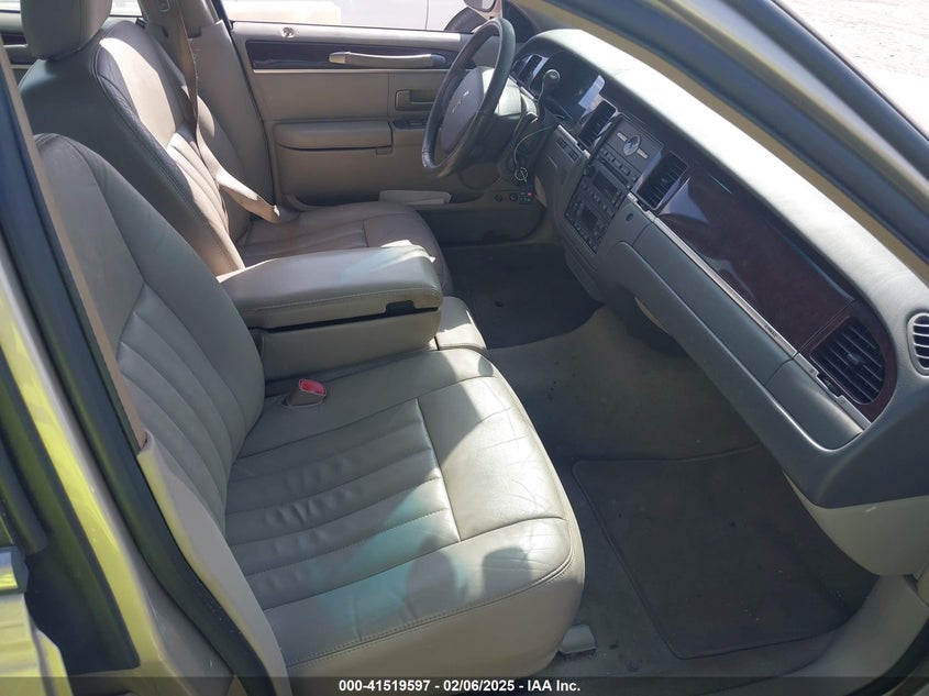2006 LINCOLN TOWN CAR VIN: 1LNHM81V56Y650688