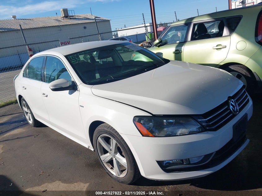 2015 VOLKSWAGEN PASSAT VIN: 1VWAT7A3XFC109969