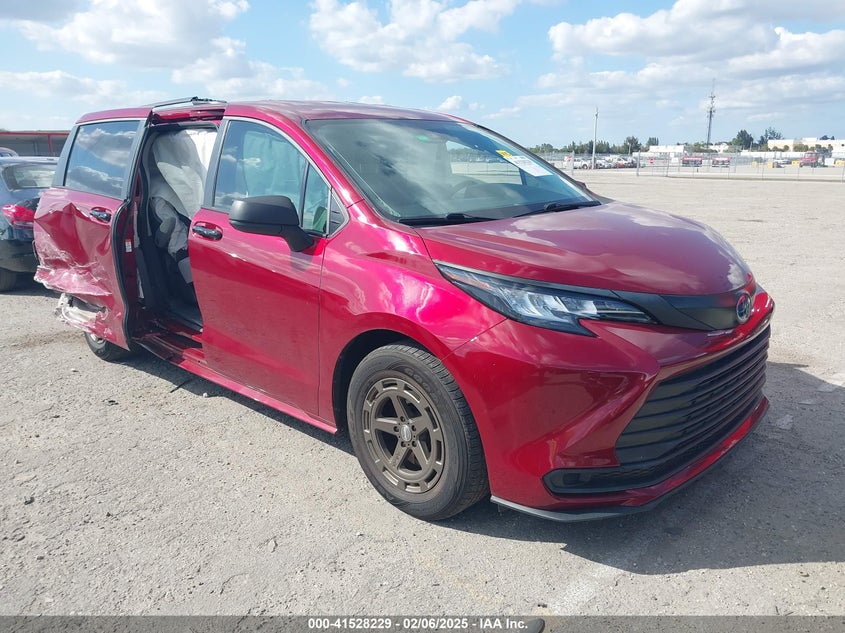 2022 TOYOTA SIENNA  (VIN: 5TDKRKEC1NS098733)