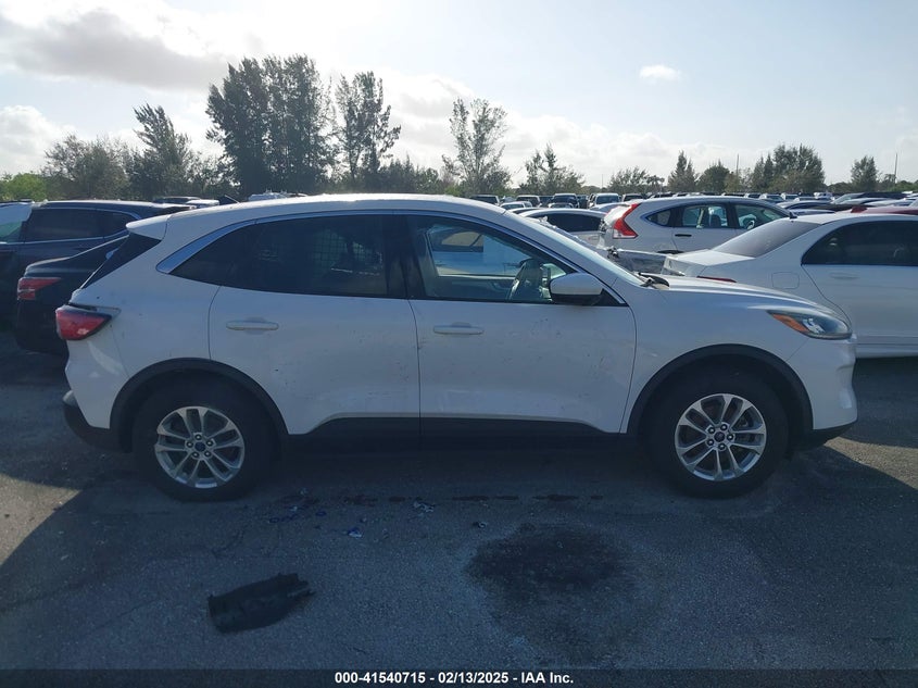 VIN 1FMCU0G67LUB73986 2020 FORD ESCAPE SE