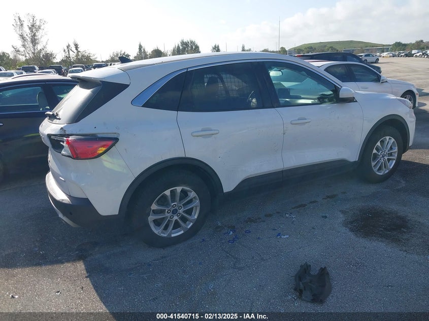 VIN 1FMCU0G67LUB73986 2020 FORD ESCAPE SE