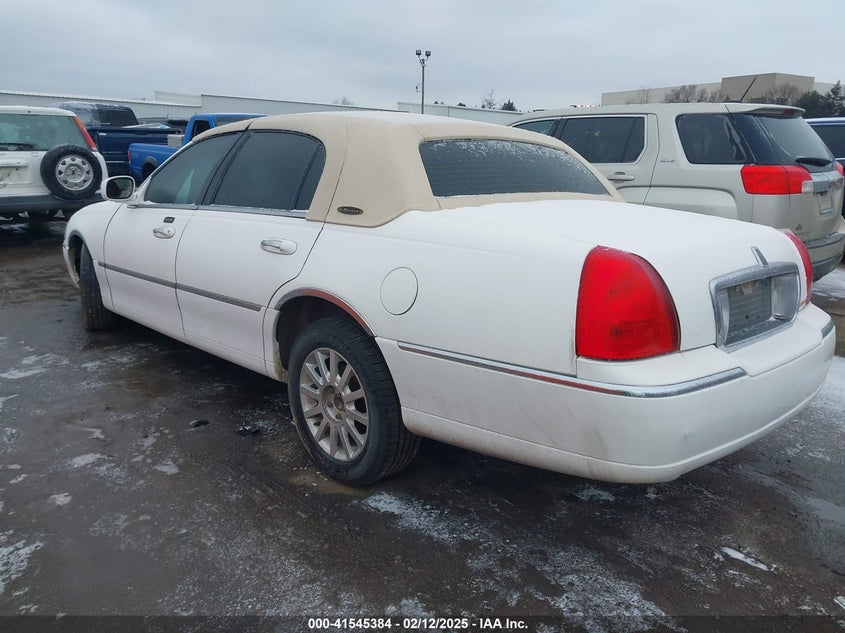 2006 LINCOLN TOWN CAR VIN: 1LNHM81V56Y613575