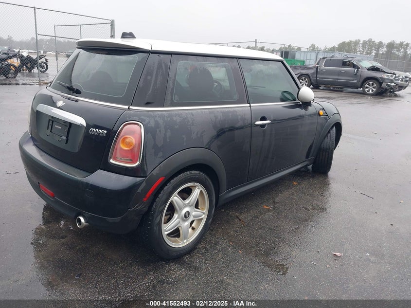 2007 MINI COOPER VIN: WMWMF33557TT55289
