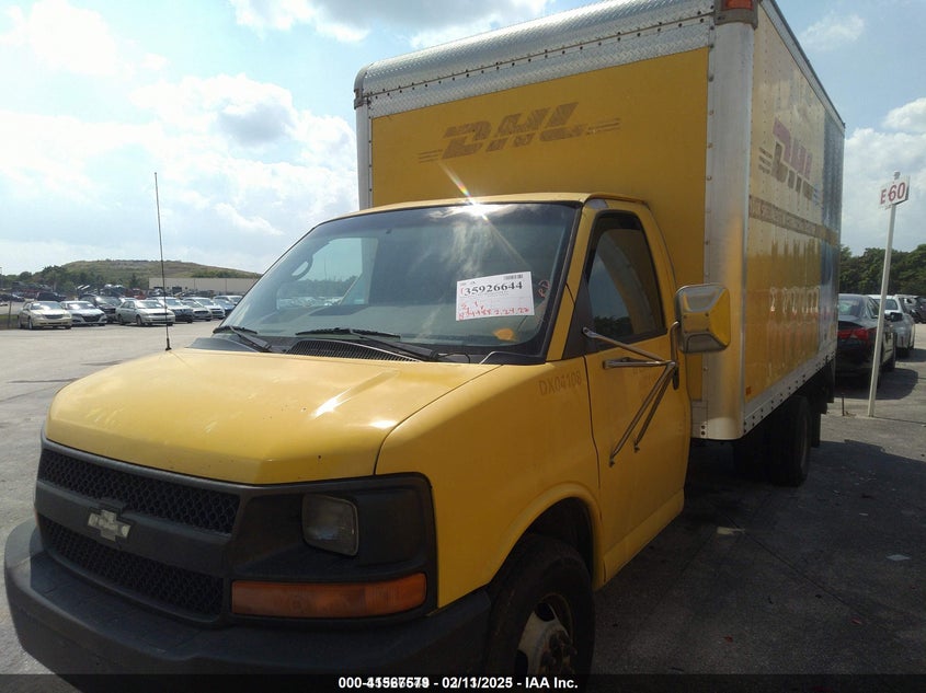 1GBJG31U141170732 2004 CHEVROLET  photo no. 2
