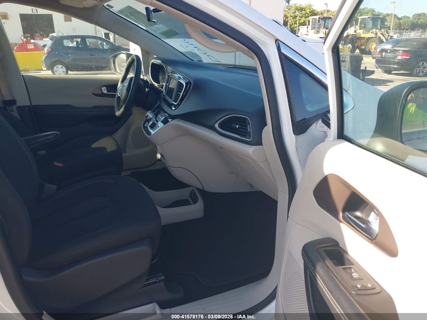 2022 Chrysler Voyager Lx