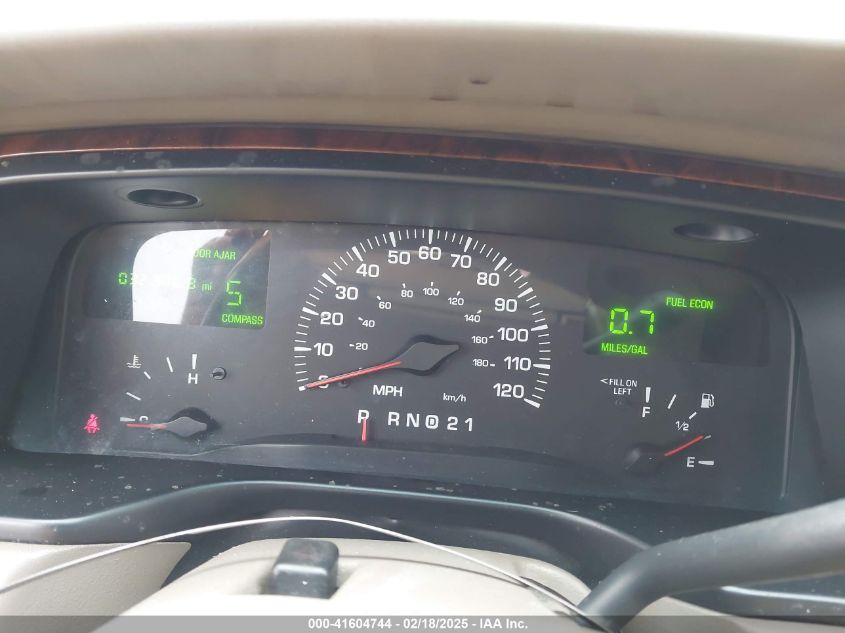 2000 Lincoln Town Car Cartier VIN: 1LNHM83W5YY902500 Lot: 41604744