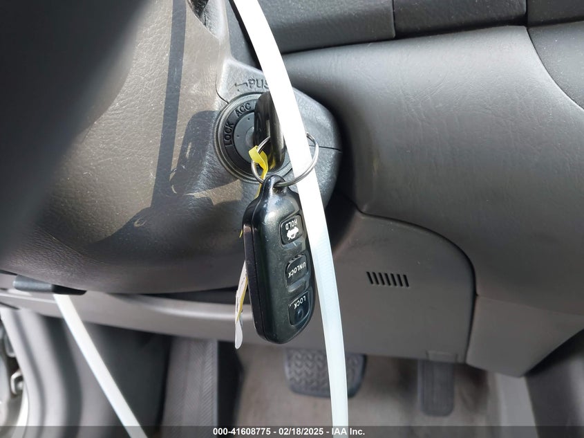 2003 Toyota Camry Le VIN: 4T1BE32K93U690995 Lot: 41608775