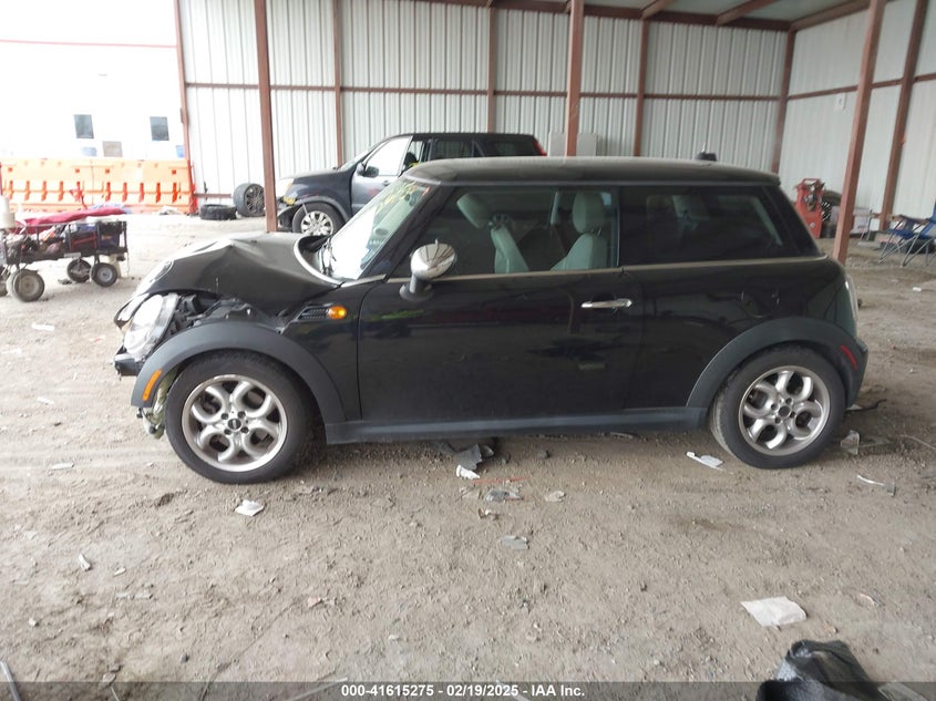 2011 MINI COOPER VIN: WMWSU3C55BT092288