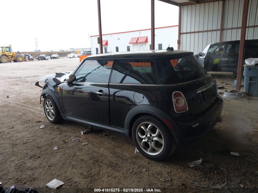 2011 MINI COOPER VIN: WMWSU3C55BT092288