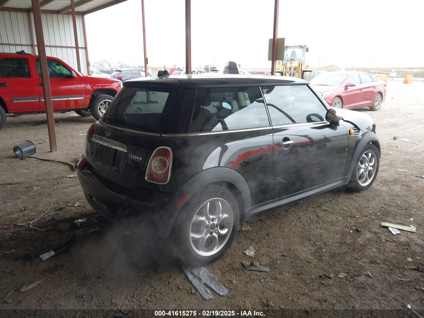 2011 MINI COOPER VIN: WMWSU3C55BT092288