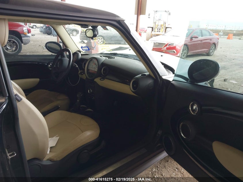 2011 MINI COOPER VIN: WMWSU3C55BT092288