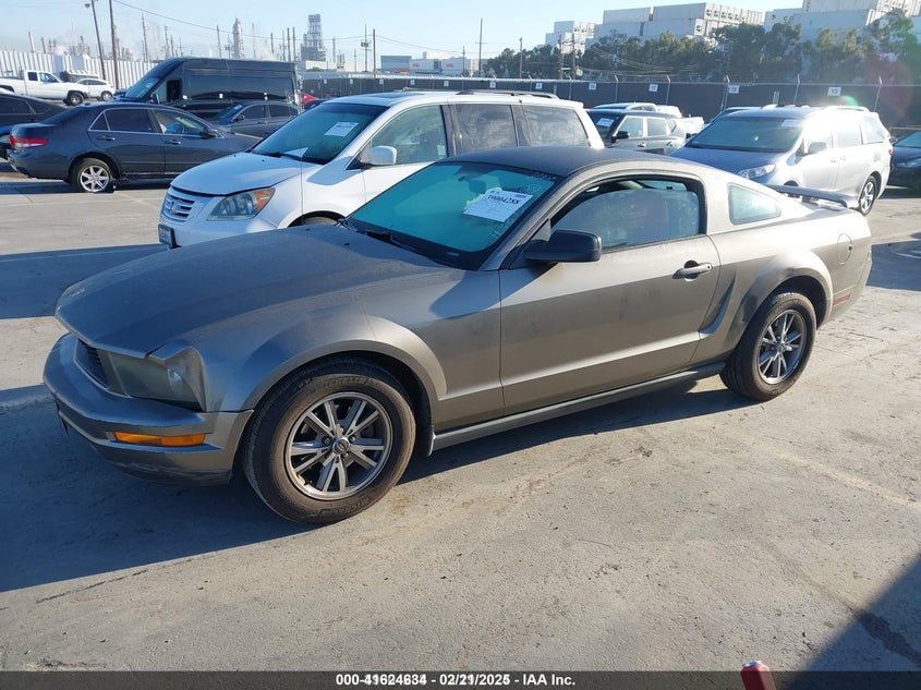 1ZVHT80N555113812 2005 FORD MUSTANG photo no. 2