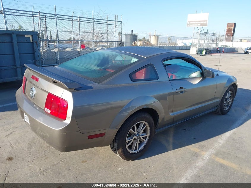 1ZVHT80N555113812 2005 FORD MUSTANG photo no. 4