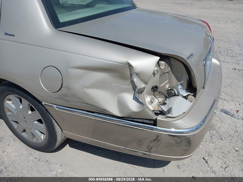 2004 Lincoln Town Car Ultimate VIN: 1LNHM83W14Y644745 Lot: 41632394