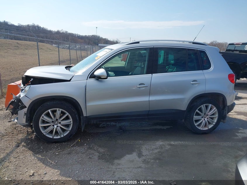 2011 VOLKSWAGEN TIGUAN VIN: WVGBV7AX2BW562055