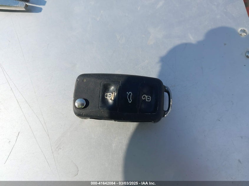 2011 VOLKSWAGEN TIGUAN VIN: WVGBV7AX2BW562055