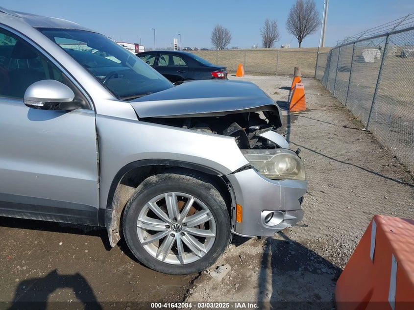 2011 VOLKSWAGEN TIGUAN VIN: WVGBV7AX2BW562055
