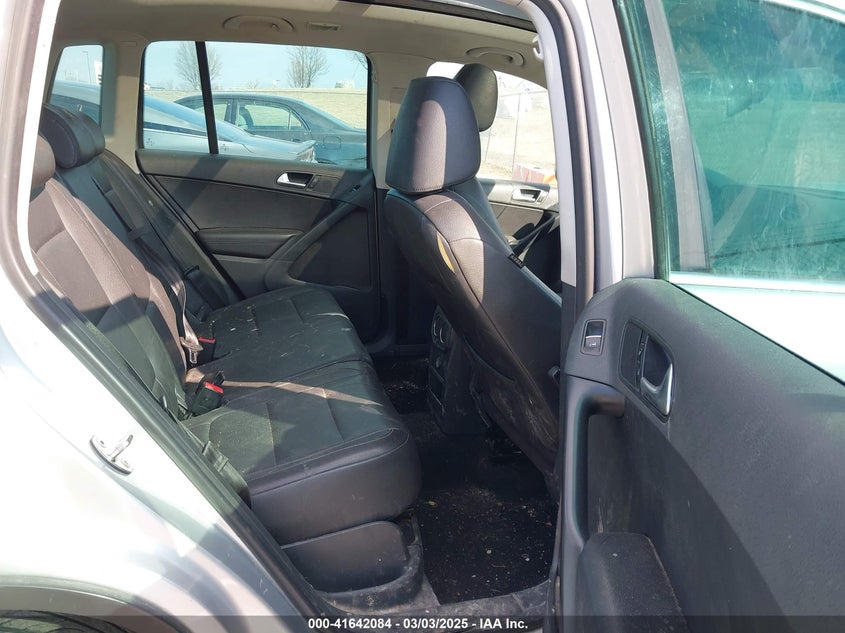 2011 VOLKSWAGEN TIGUAN VIN: WVGBV7AX2BW562055