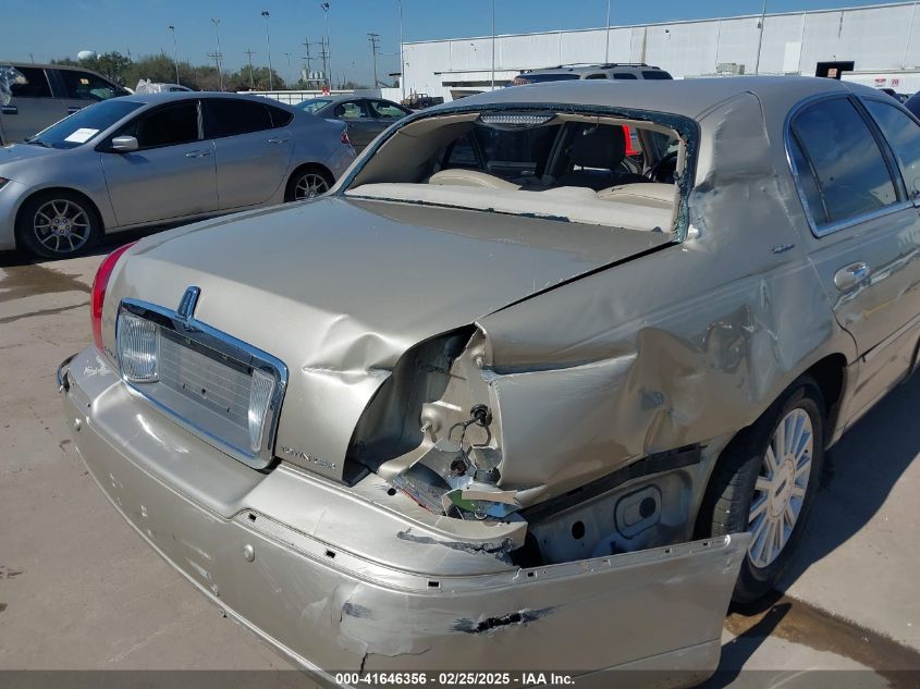 2004 Lincoln Town Car Signature VIN: 1LNHM81W64Y686816 Lot: 41646356