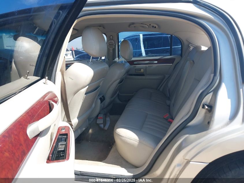 2004 Lincoln Town Car Signature VIN: 1LNHM81W64Y686816 Lot: 41646356