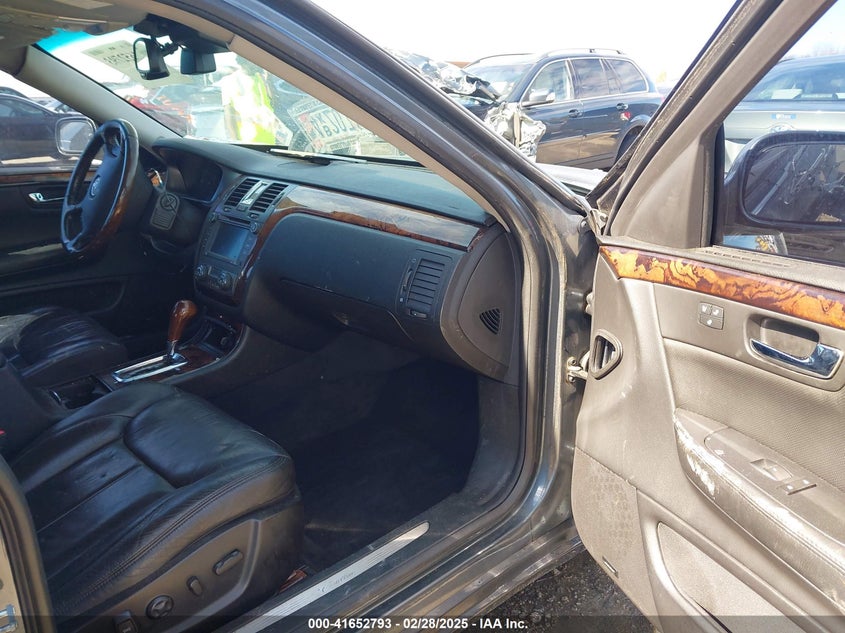 2011 CADILLAC DTS VIN: 1G6KH5E68BU124852