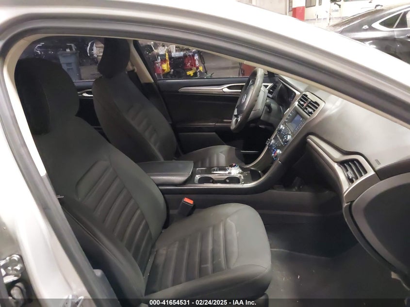 Image 5 of 2017 Ford Fusion  salvage vehicle - Lot #41654531 at IAAI