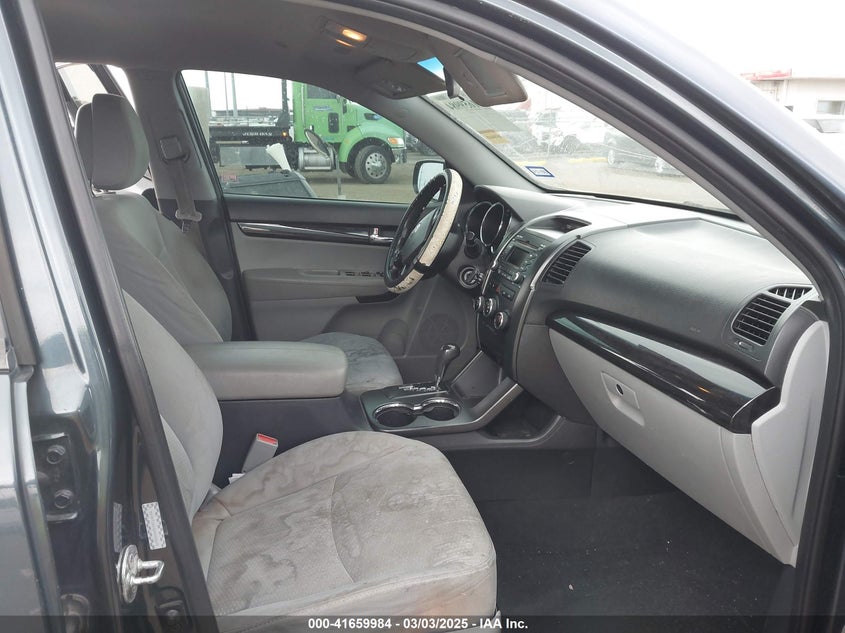 2011 KIA SORENTO VIN: 5XYKT3A15BG004695