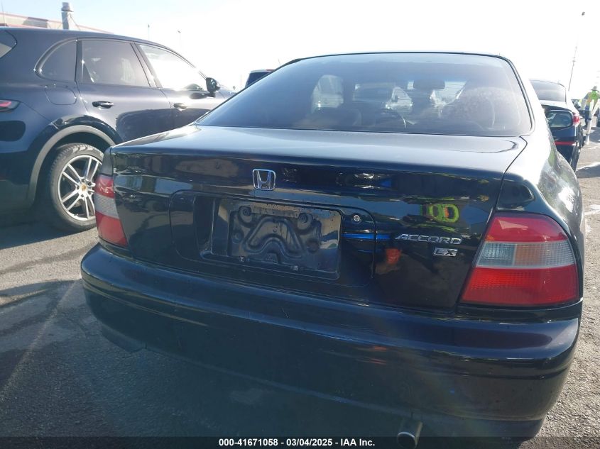 1994 Honda Accord Lx VIN: 1HGCD7233RA021063 Lot: 41671058