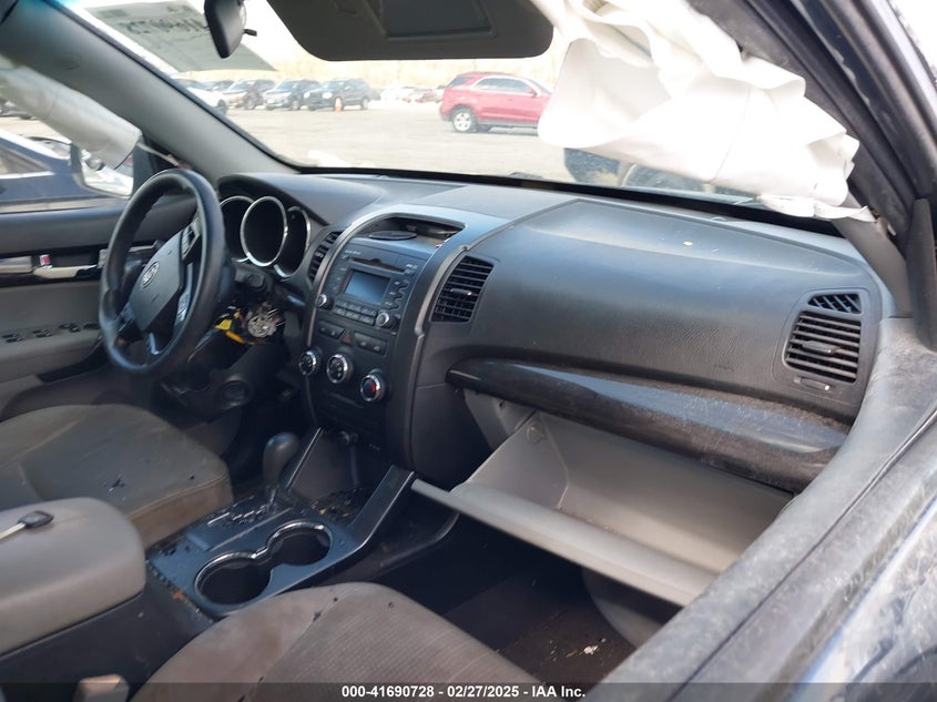 2011 KIA SORENTO VIN: 5XYKTCA15BG081910