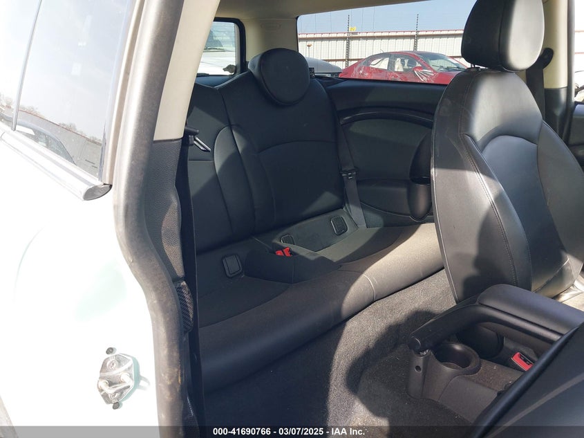 2014 MINI CLUBMAN VIN: WMWZG3C52ET801222