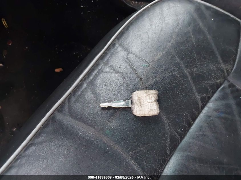 2006 Lincoln Town Car Signature Limited VIN: 1LNHM82V86Y637335 Lot: 41699607