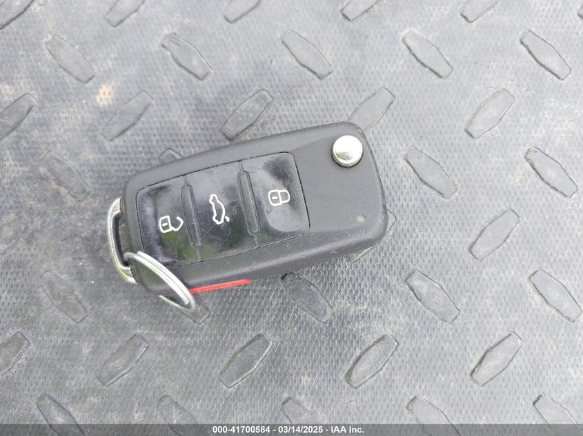 2015 VOLKSWAGEN TIGUAN VIN: WVGAV7AX2FW506912