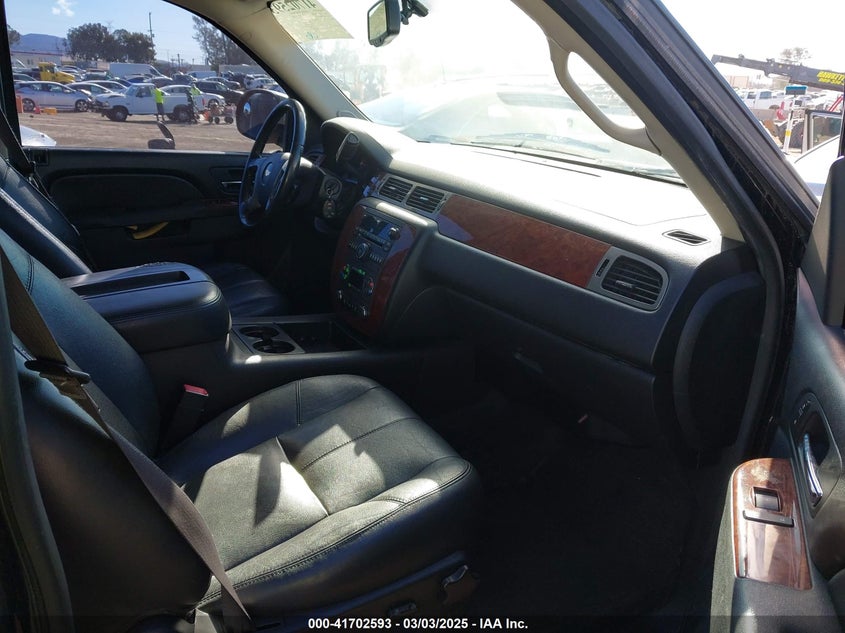 2014 CHEVROLET SUBURBAN 1500 VIN: 1GNSCJE08ER240230