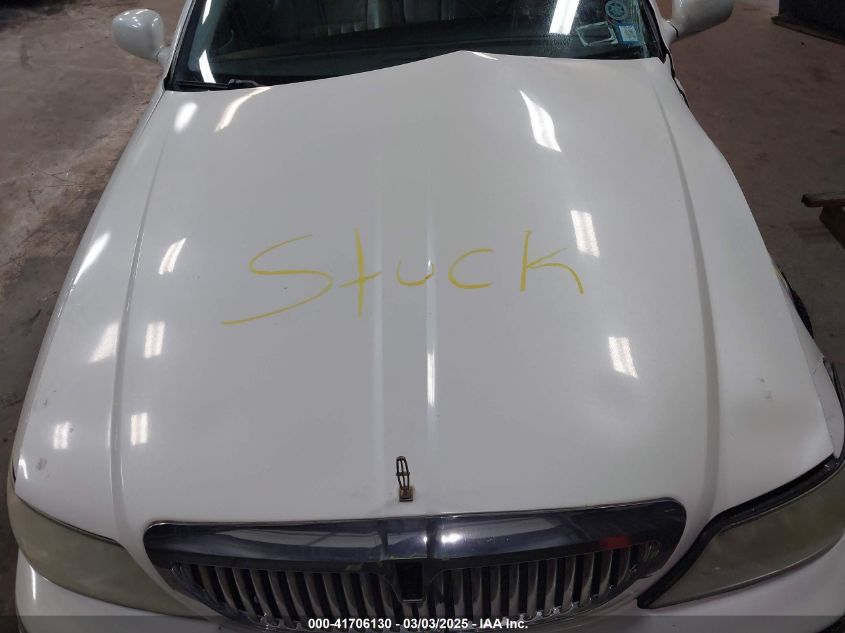 2003 Lincoln Town Car Signature VIN: 1LNHM82W03Y695475 Lot: 41706130