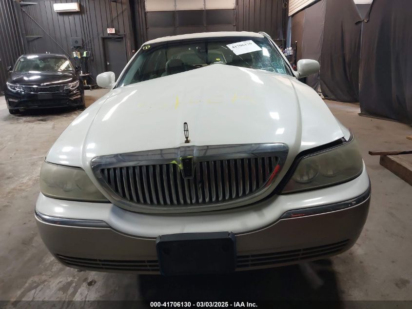 2003 Lincoln Town Car Signature VIN: 1LNHM82W03Y695475 Lot: 41706130