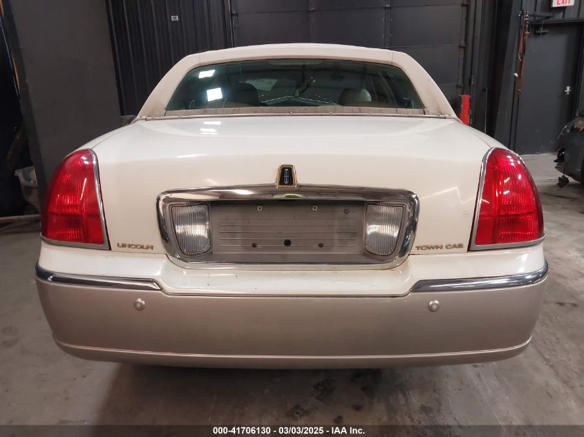 2003 Lincoln Town Car Signature VIN: 1LNHM82W03Y695475 Lot: 41706130