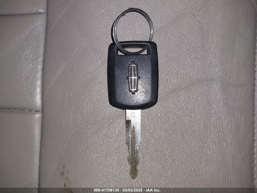 2003 Lincoln Town Car Signature VIN: 1LNHM82W03Y695475 Lot: 41706130