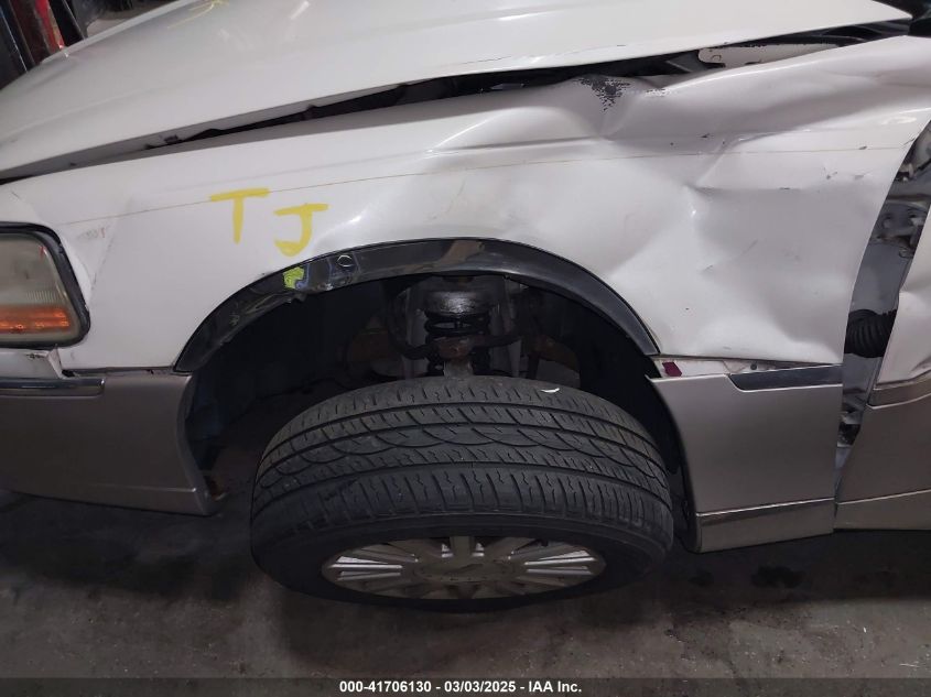 2003 Lincoln Town Car Signature VIN: 1LNHM82W03Y695475 Lot: 41706130