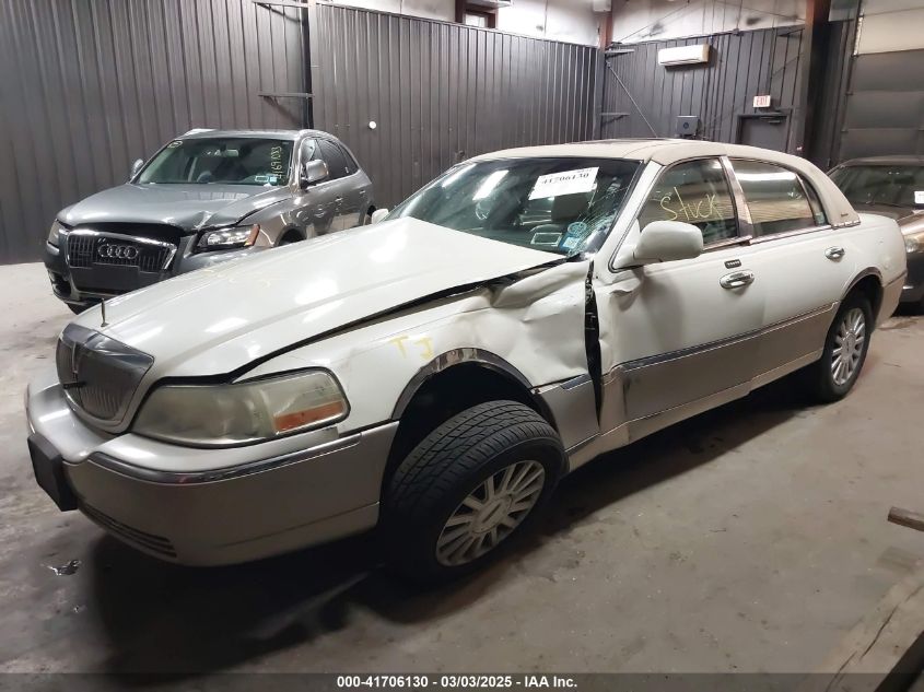 2003 Lincoln Town Car Signature VIN: 1LNHM82W03Y695475 Lot: 41706130