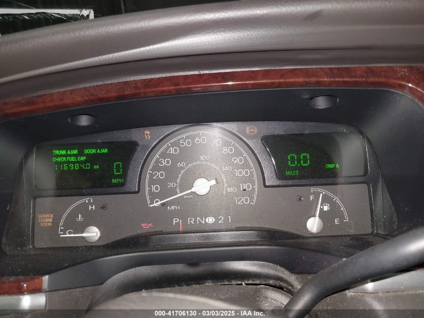 2003 Lincoln Town Car Signature VIN: 1LNHM82W03Y695475 Lot: 41706130