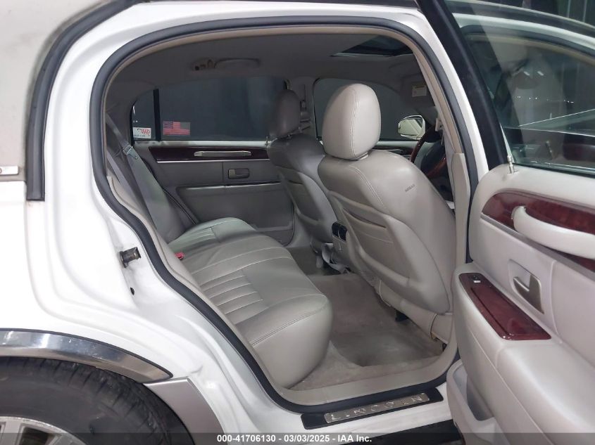 2003 Lincoln Town Car Signature VIN: 1LNHM82W03Y695475 Lot: 41706130