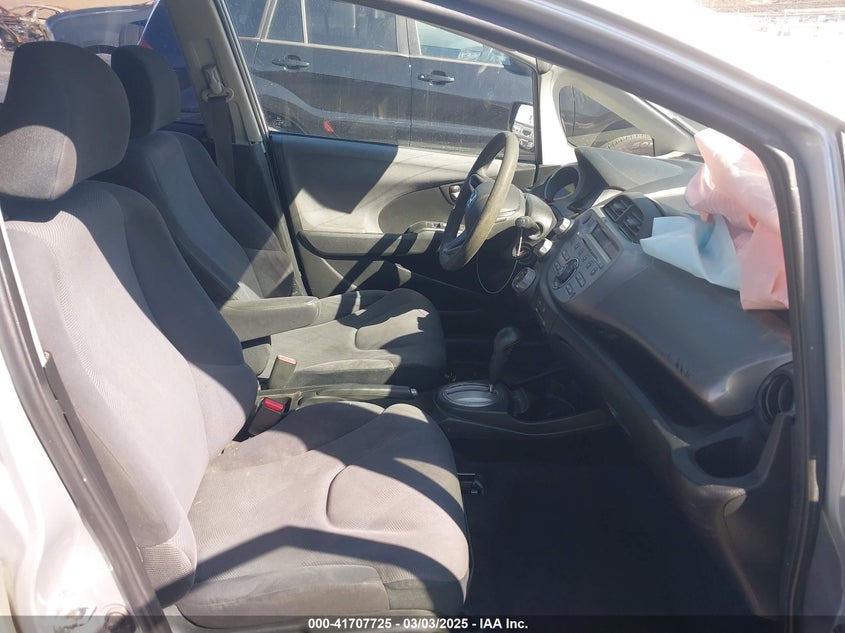 2011 HONDA FIT VIN: JHMGE8H34BS003230