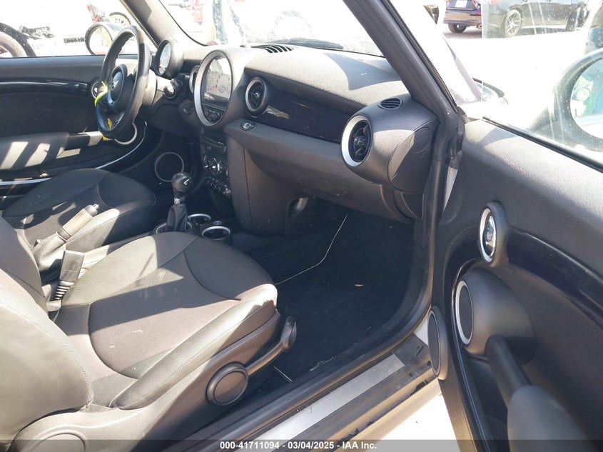 2011 MINI COOPER VIN: WMWZN3C57BT133094