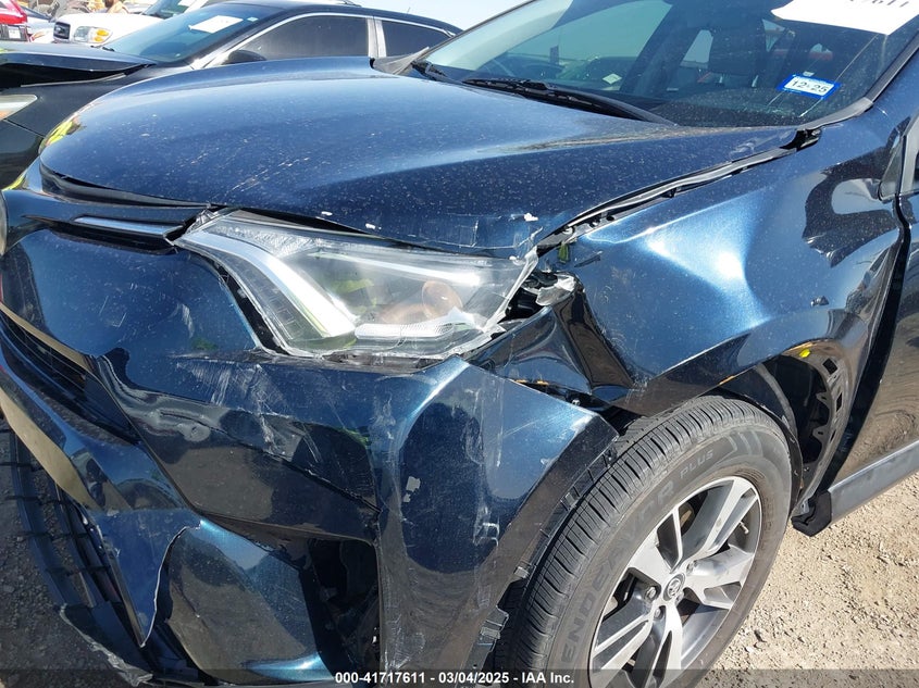 2018 TOYOTA RAV4 XLE - JTMWFREV7JJ186925