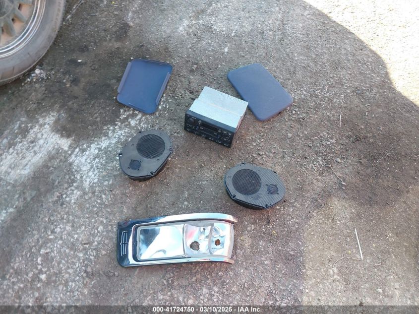 1997 Lincoln Town Car Signature VIN: 1LNLM82W1VY742851 Lot: 41724750