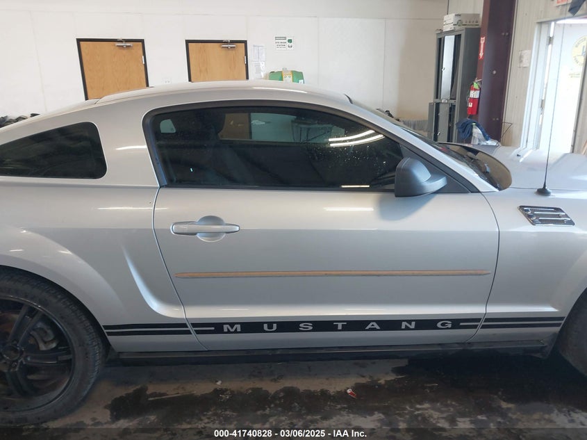 2005 Ford Mustang V6 Deluxe/V6 Premium VIN: 1ZVFT80NX55165461 Lot: 41740828